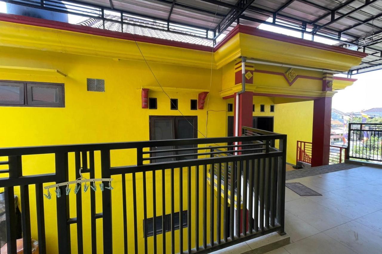 Oyo Life 93036 Eddy Homestay Syariah Lamongan Exterior foto